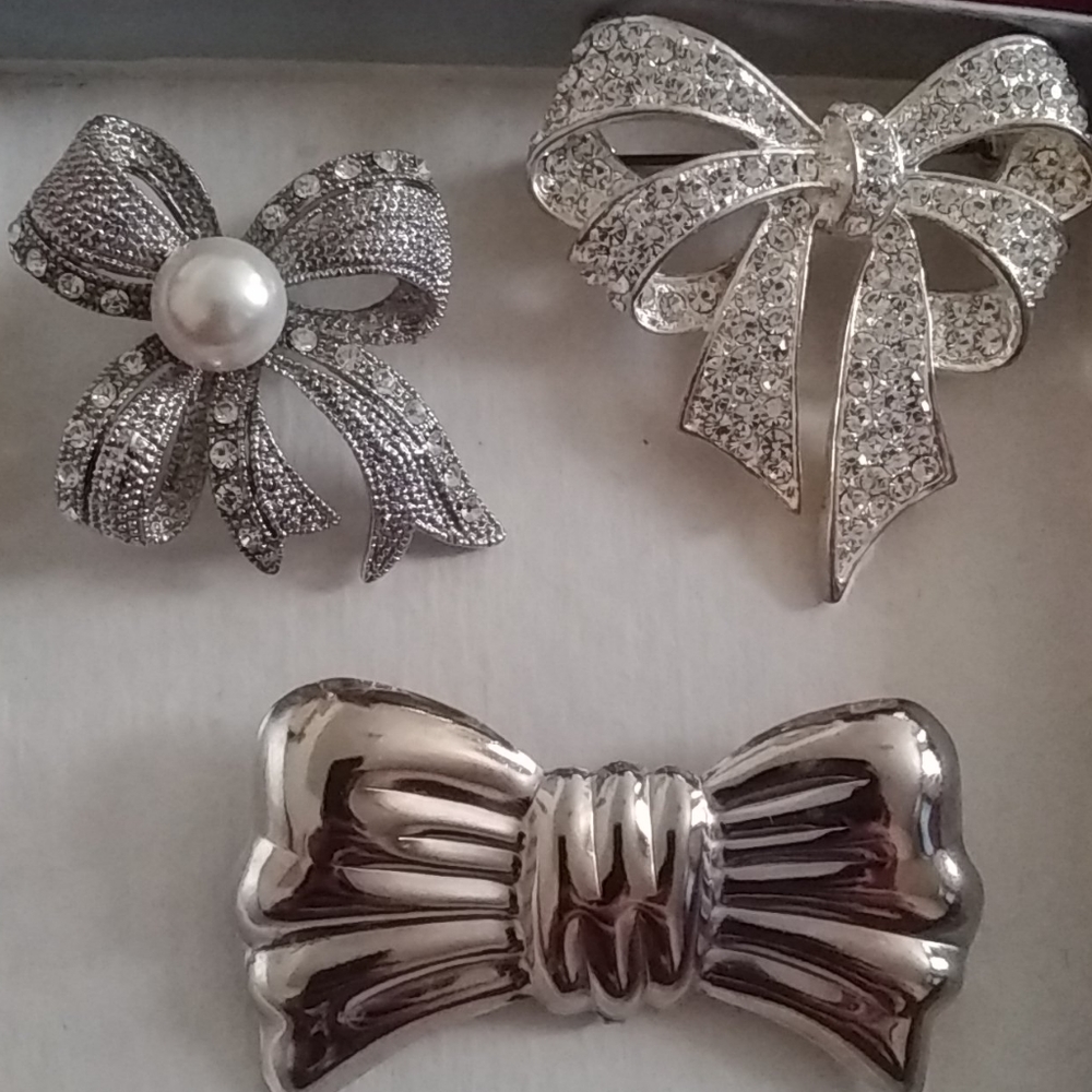 Assorted bow pins